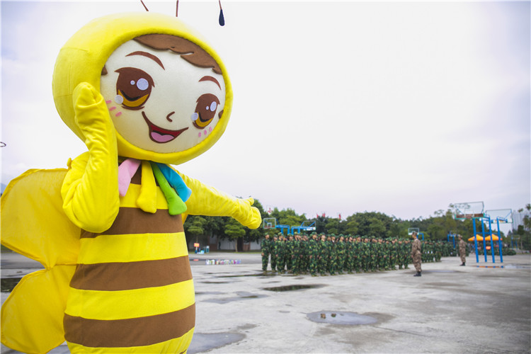 萌宠“小黄桑”嗨翻学院2015级新生军训06.jpg