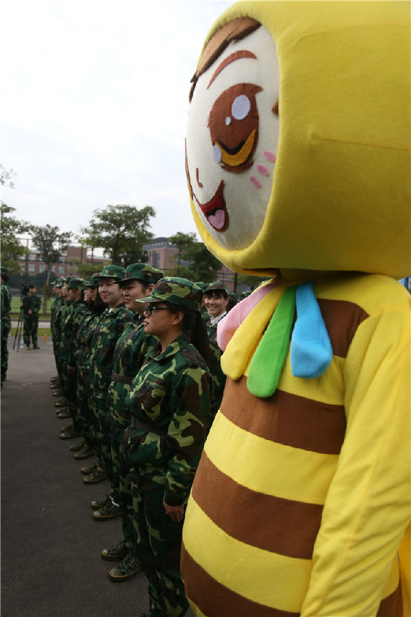 萌宠“小黄桑”嗨翻学院2015级新生军训07.jpg