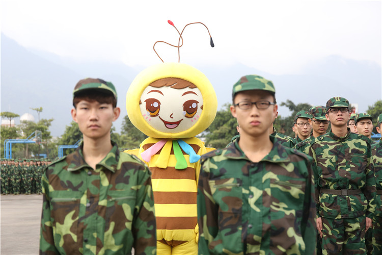 萌宠“小黄桑”嗨翻学院2015级新生军训10.jpg
