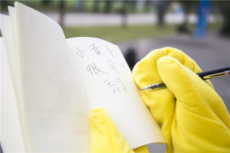 萌宠“小黄桑”嗨翻学院2015级新生军训01.jpg