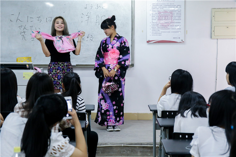20160504协和学院学子课上穿和服 用身体感受日本文化 叶晓晖 (4).JPG