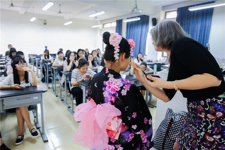20160504协和学院学子课上穿和服 用身体感受日本文化 叶晓晖 (1).JPG