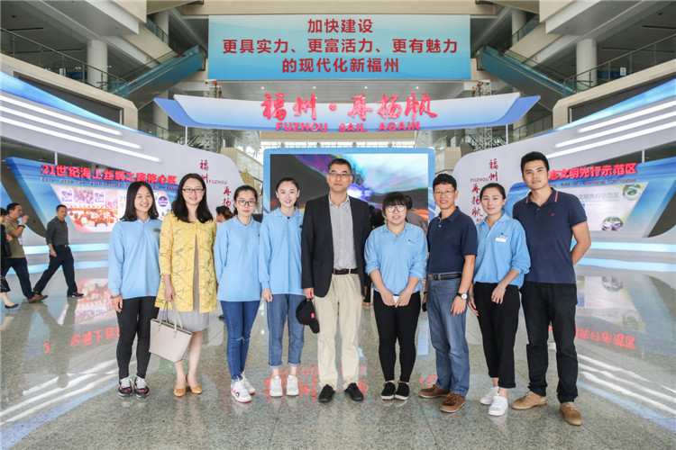 20160527学院领导来到海交会现场探望志愿者们 (1).jpg