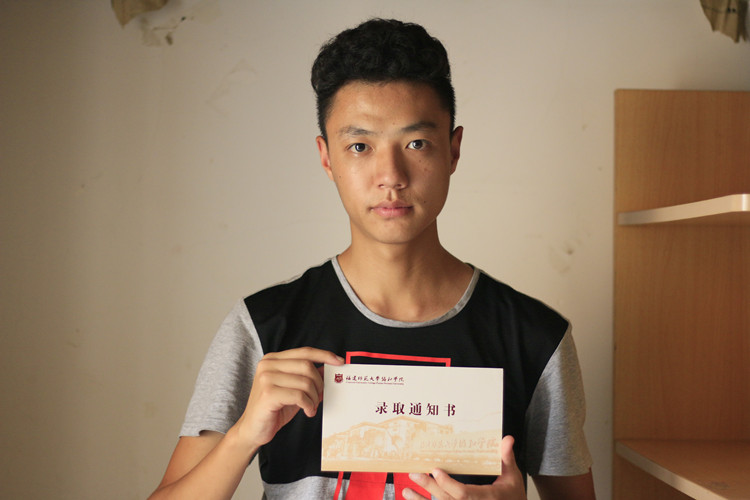【2016新生第一人】李函哲:偶遇台风 开启“特别”的大学.JPG
